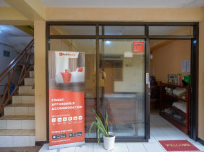 RedDoorz Syariah near GOR Satria 4