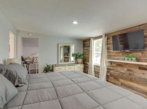 Pet-friendly Largo Escape w/ Fire Pit!