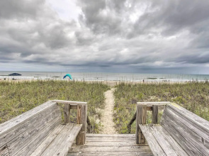 Rustic Beachfront Cottage w/ Deck & Boardwalk