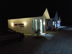 White Cottage Chalet