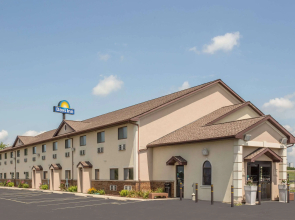 Days Inn by Wyndham Le Roy/Bloomington Southeast