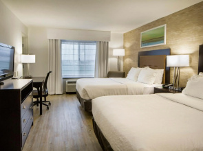 Holiday Inn & Suites Bloomington-Airport