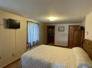 Loon Lodge Limit 8 3 Bedroom Home by RedAwning