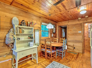 Idyllic Blue Ridge Cabin ~ 1 Mi to Downtown!