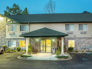 Super 8 by Wyndham Louisa