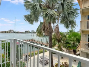 The Seashell Suite w Private Balcony Walk 2 Beach
