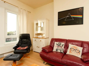1 Bedroom Apartment Overlooking Park