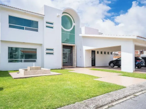 Spacious 5 Bedroom Oasis with Pool & BBQ