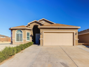 Fire Pit, Pets Welcome: Home 4 Mi to Dtwn Carlsbad