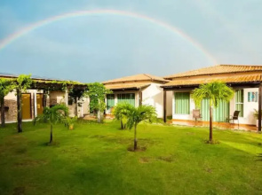 Chal Aconchegante com Vista Jardim em Vila - 02