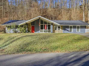 Smokin' Blue Villa 3 Bedroom Home