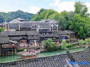 Qingyu Designer Riverview Homestay (Fenghuang Ancient Town Hongqiao Branch)