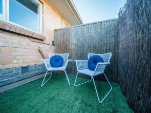 Urban Beach Shack-Metres from the Beach & Cafes