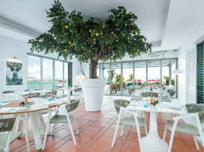 Th8 Palm Dubai Beach Resort, Vignette Collection, by IHG