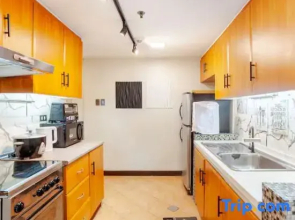 Stunning Suite 10 Steps from Eastwood Mall