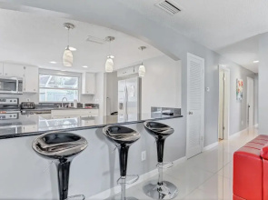 3BR Pool Home in Tampa by Tom Well IG - 712