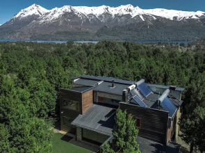 Stunning 4-Bedroom House Large Garden and Pool H61 by Apartments Bariloche