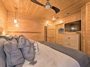 Broken Bow Cabin w/ Hot Tub: 6 Mi to Lake!
