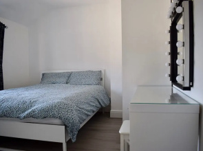 3 Bedroom Home Near The Botanics