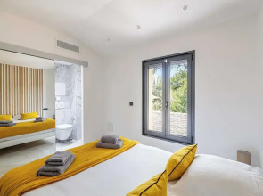 Modern Villa With Heated Pool and Garden