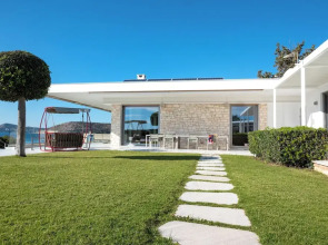 Paradise Beachfront Villa Athenian