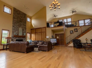 Classy Canyon Retreat - 5 Br Home