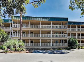 Poolside , Steps From The Beach! 1 Bedroom Condo
