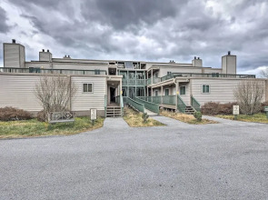 2 Mi to Skiing: Beech Mountain Resort Condo!