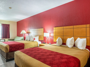Econo Lodge Topeka at Wanamaker