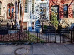 Quaint DC Private 1-br Walk to Metro-rail Subway
