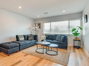 4 Mi to Sofi Stadium, Fenced Yard: Modern Retreat!