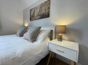 Large House in Scarborough near the beach, Large Garden & 7 seat Hot Tub
