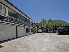 Tropical Unit with Private Fenced Garden Close to The Beach 4