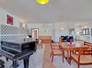 Villa Eiras Altas Grande by Portucasa