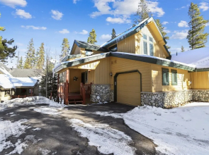 Highwood Hideaway 4 Bedroom Townhouse by RedAwning