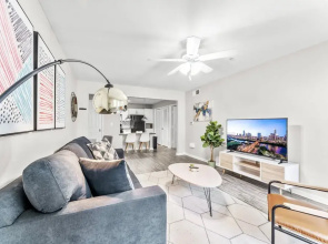 Cozy Chic 2BR King Suite w Gym Pool Close to DT