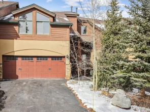Pet-friendly 4 Bedroom Townhome in Frisco - Short Drive to Breck!
