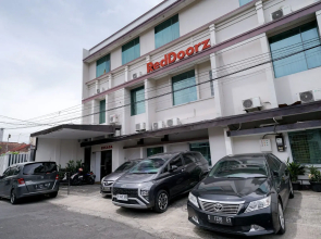 RedDoorz Near Braga Street