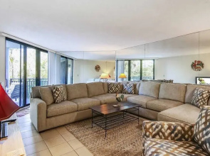 Beachfront 2bdr Condo, Pool & Hot Tub w/ Ocean Views Papaya Place by Avantstay