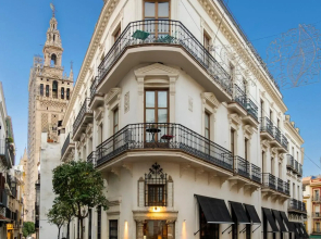Cathedral Luxury Studio, Swimming Pool and Cathedral Views