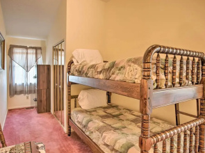 Walkable Condo w/ Balcony, Dock & Pool Access