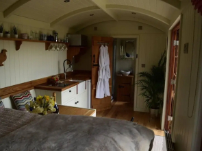 Shephards Hut With Hot Tub in the Cotswolds