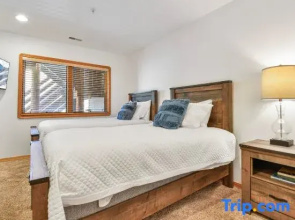 Private Hot Tub, Close to Walking Trails & Main Street  4 Bedroom Boulder Creek