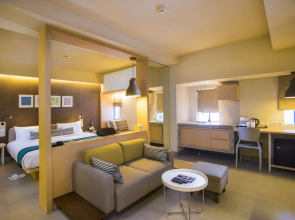 Отель Sevn Legian