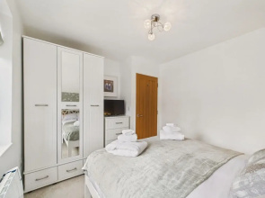 2-bed Central Apartment- Free Private Parking