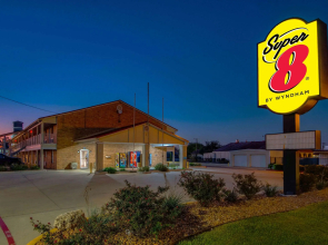 Super 8 by Wyndham Pleasanton