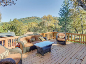 Spacious Crestline Retreat: 1 Mi to Lake Gregory