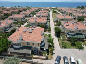 Deniz Kenarında, Sahil Sitesinde, 3+1 Yazlık
