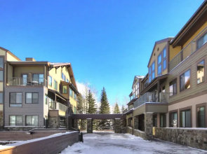 2759 Slopeside 1 Bedroom Condo by RedAwning