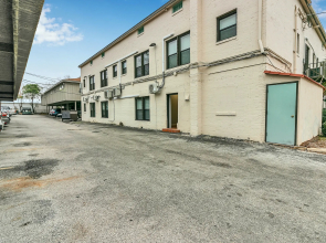 Studio Apt For A Long Term Stay With Parking Included!